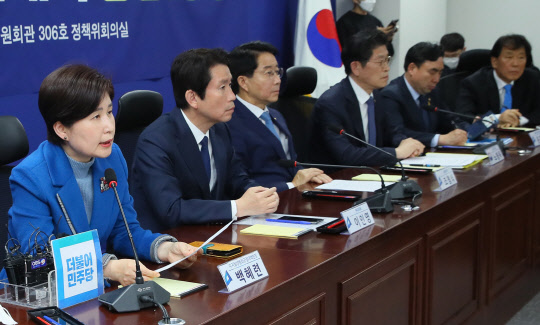 백혜련 민주당 디지털성범죄근절대책단장(왼쪽)이 23일 국회 의원회관에서 열린 디지털 성범죄 근절대책 당정협의에서 발언하고 있다.  연합뉴스